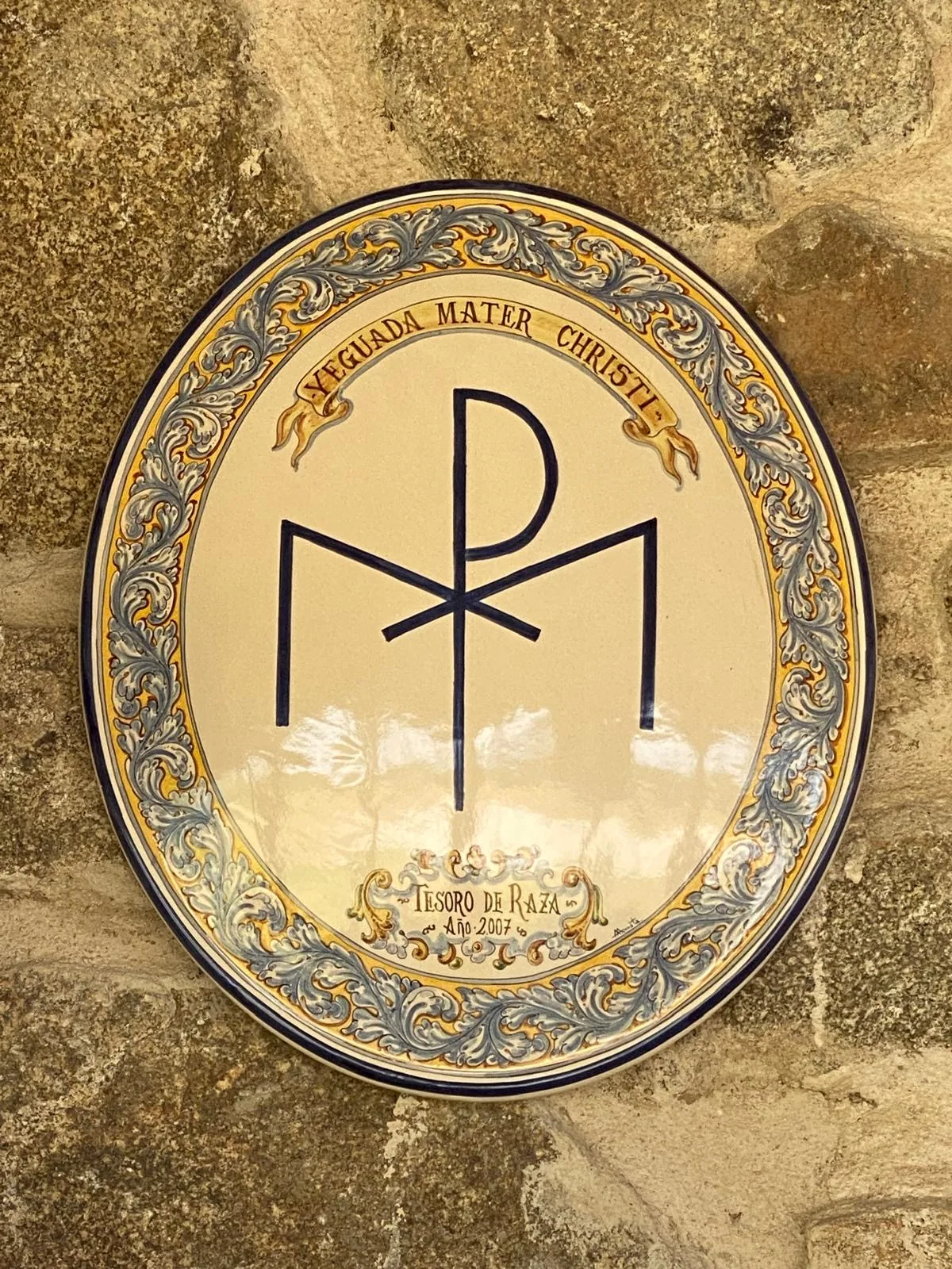 Azulejo histórico con el hierro de Mater Christi